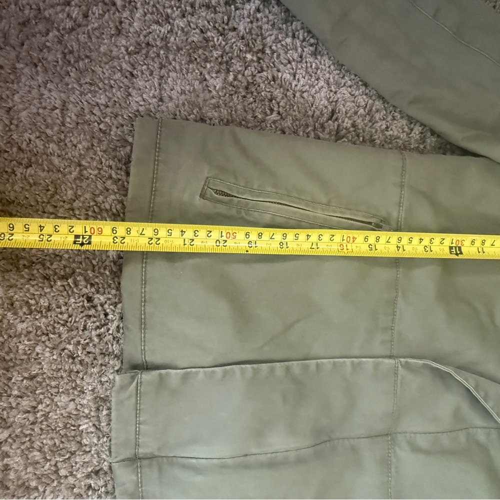 J.Crew khaki/olive green Twill
Jacket with sherpa lining. Size 4
Model 46594 - Picture 4 of 9